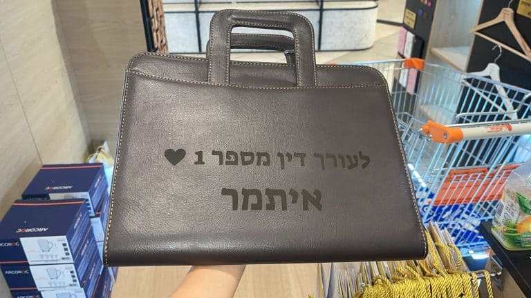 מכתבייה לעורך דין עם חריטה איתמר