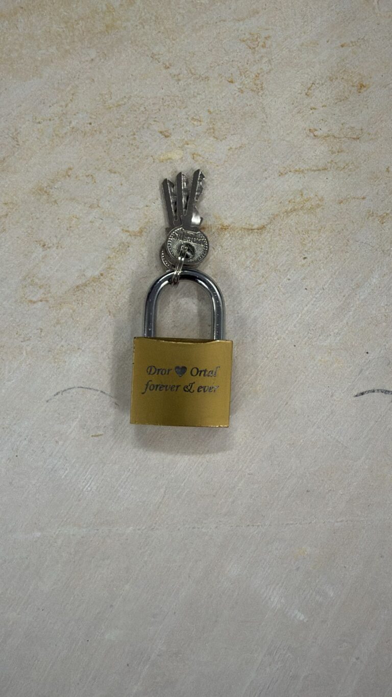 מנעול עם חריטה באנגלית דרור ואורטל