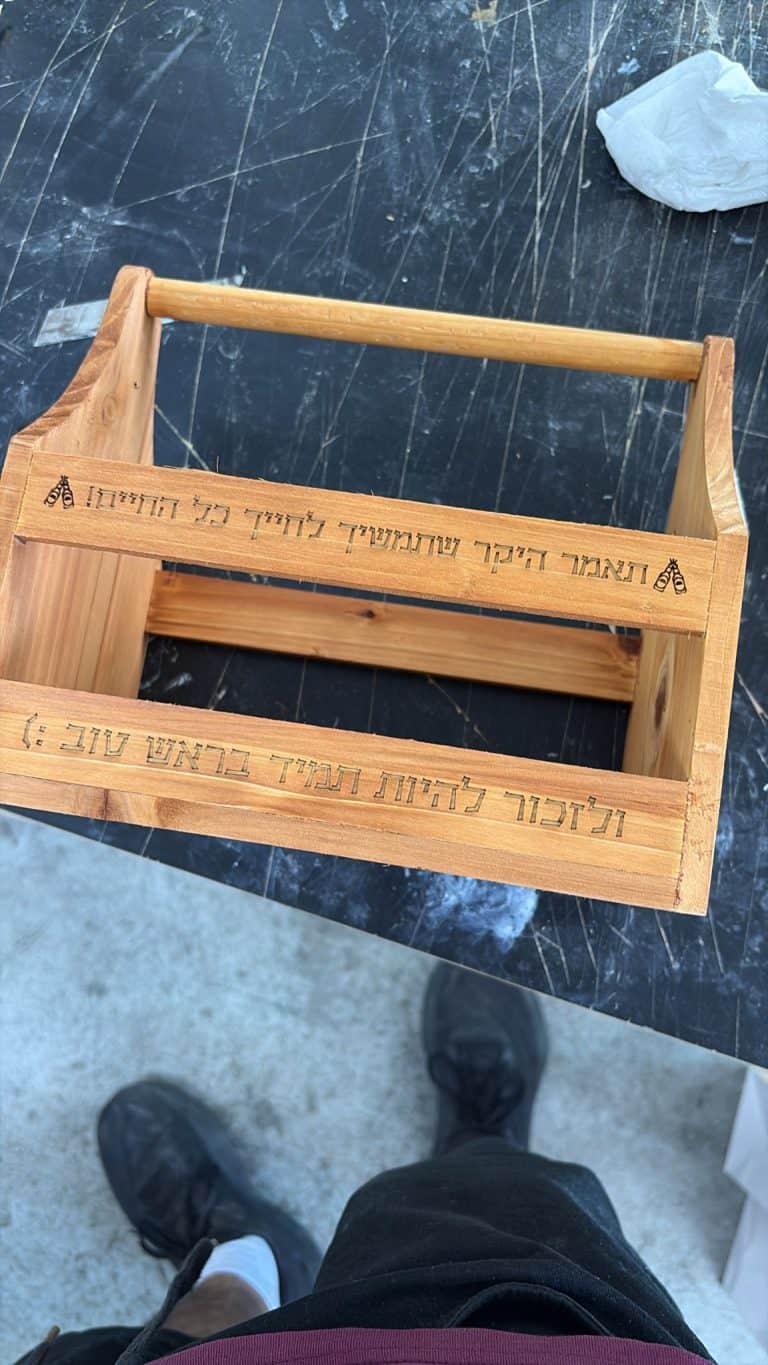 מנשא עץ לבירה עם חריטה לתומר היקר