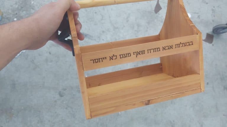 מנשא עץ לשישיות בירה לאבא מזרח