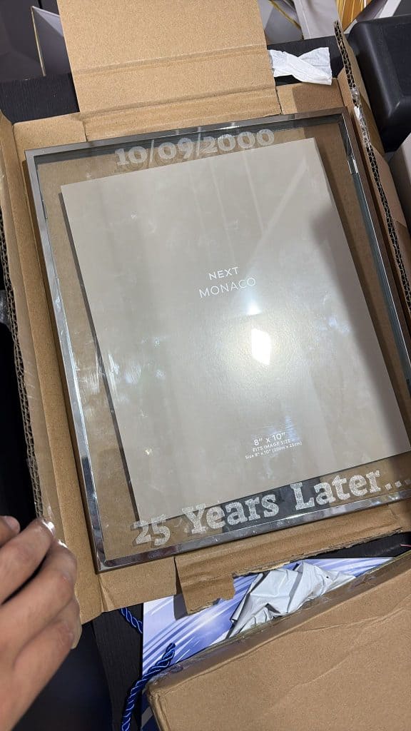 מסגרת זכוכית לתמונה עם חריטה לחתונת הכסף