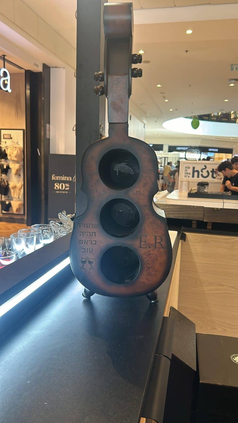 מעמד צלו עם חריטה לדוגמא