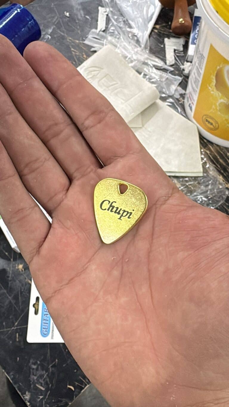 מפרט זהב עם חריטה Chupi