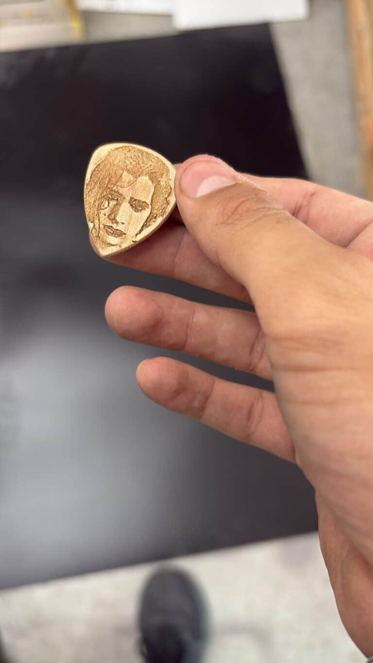 מפרט לגיטרה עם חריטה תמונה של אביב גפן