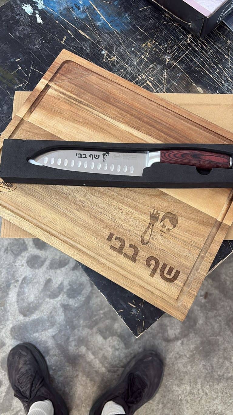 סט קרש חיתוך וסכין עם חריטה שף בבי