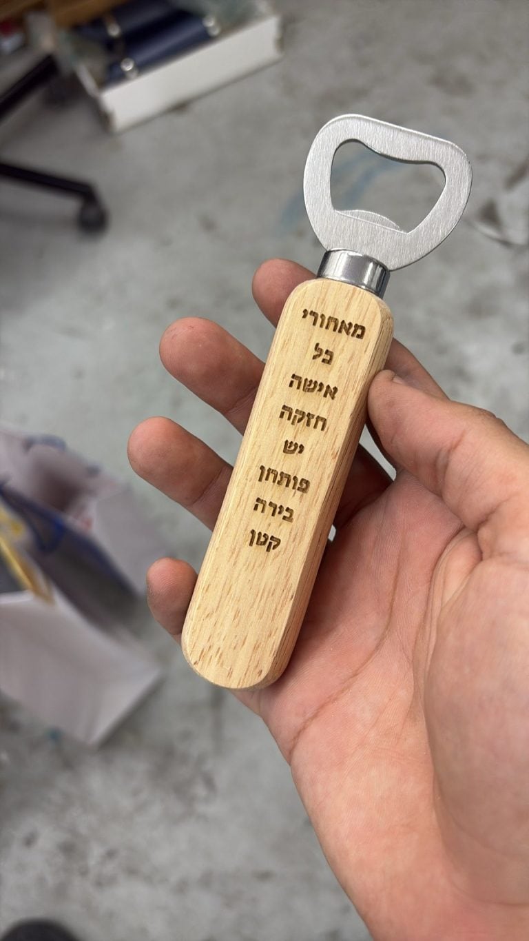 פותחן בירה עם כיתוב מאחורי כל אישה חזקה