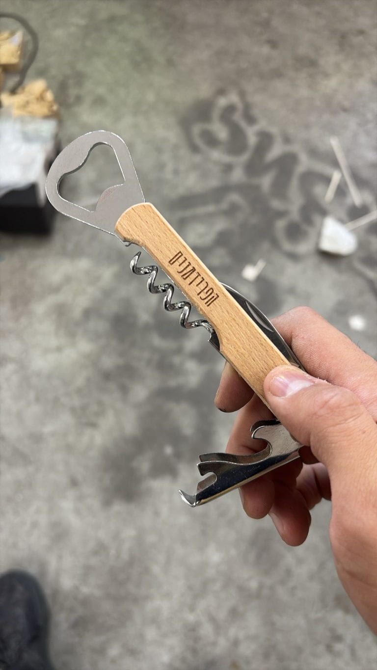 פותחן יין מעץ עם חריטה הפרידמנים