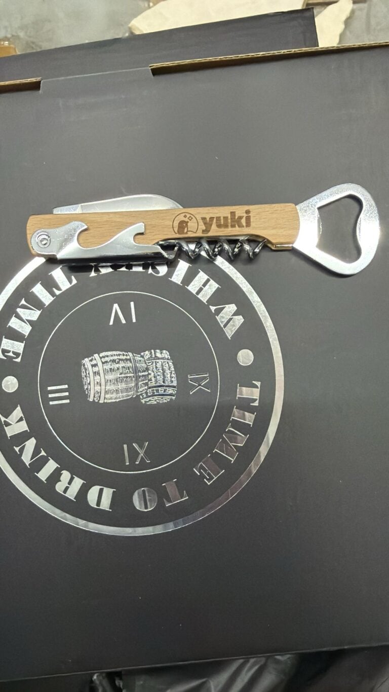 פותחן יין עם חריטה יוקי טכנולוגיות