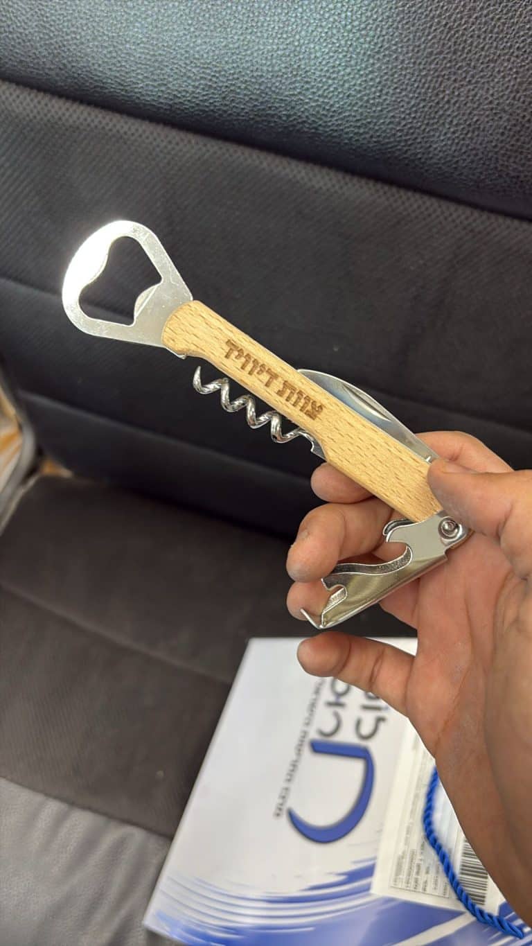 פותחן יין עם חריטה צוות דייויד