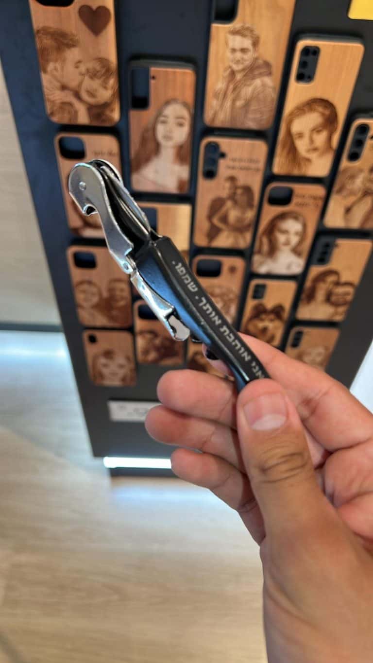 פותחן מלצרים שחור אני אוהבת אותך חריטה
