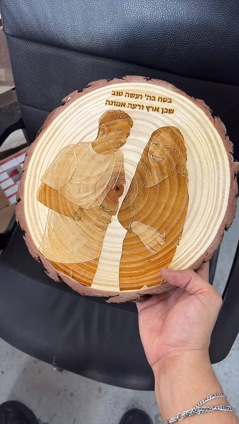 פרוסת בול עץ עם חריטה בטח בה ועשה טוב