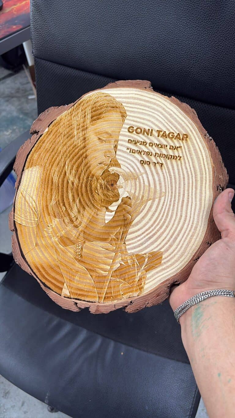 פרוסת גזע עם חריטה goni tagar