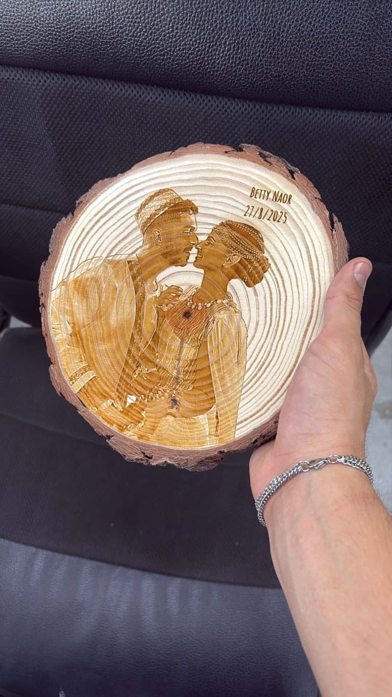 פרוסת גזע עם חריטה תמונת חינה בטי ונאור