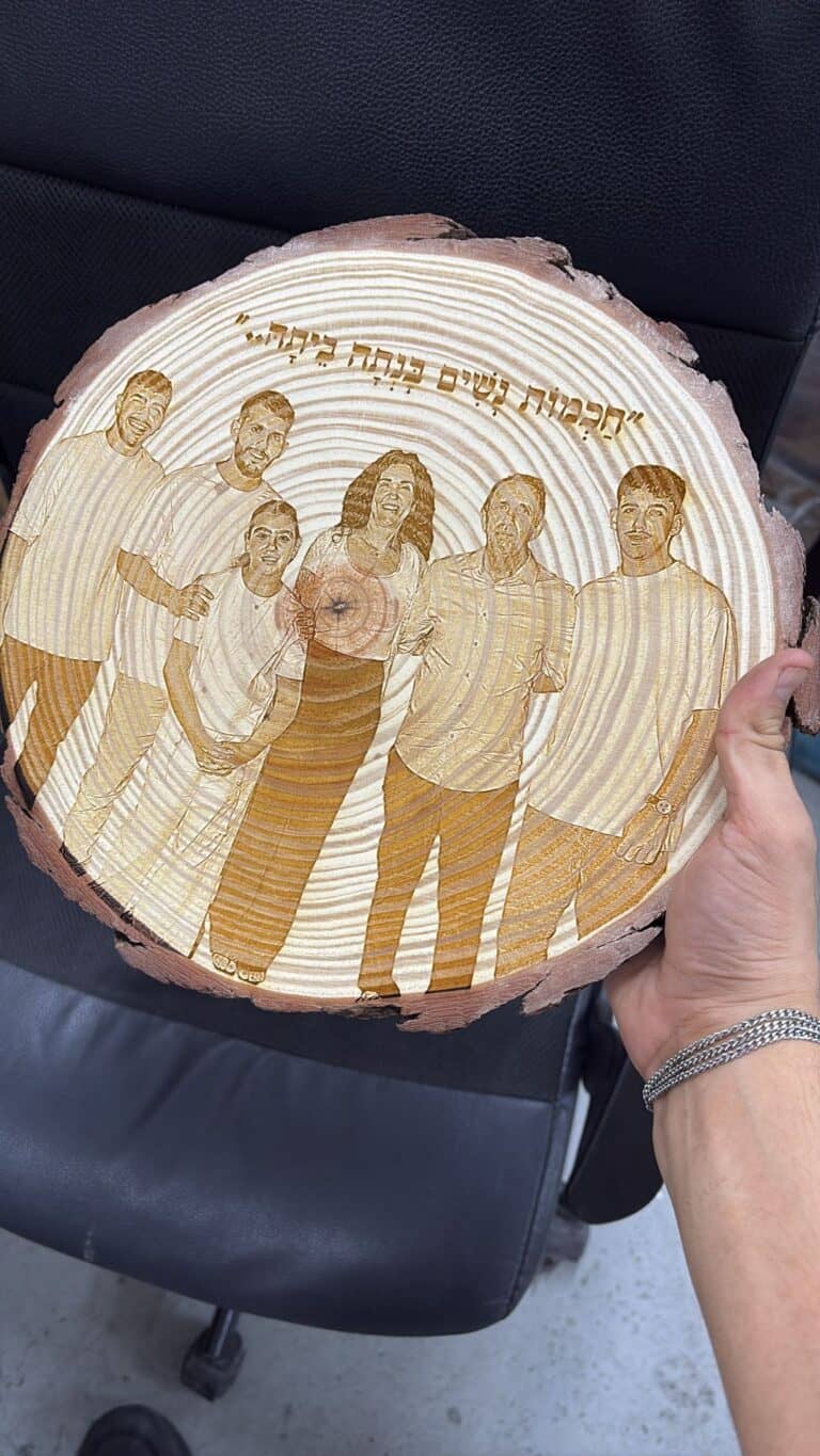 פרוסת גזע עם תמונה משפחתית חכמת נשים בנתה ביתה