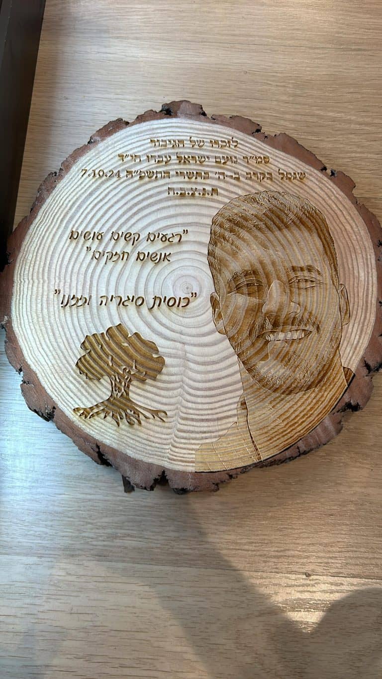 פרוסת גזע עץ לחייל עם סמל