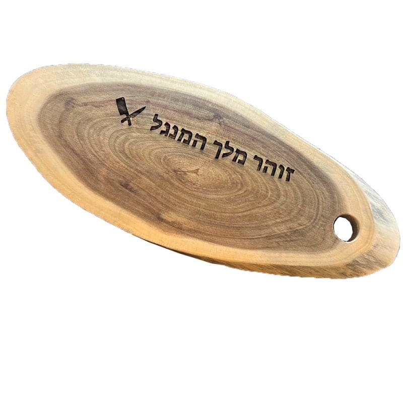 פרוסת גזע עץ לחיתוך והגשה עם חריטה