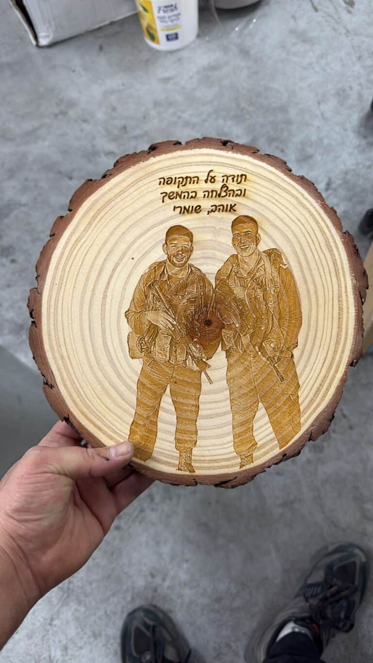 פרוסת גזע עץ עם חריטה חברים ליחידה