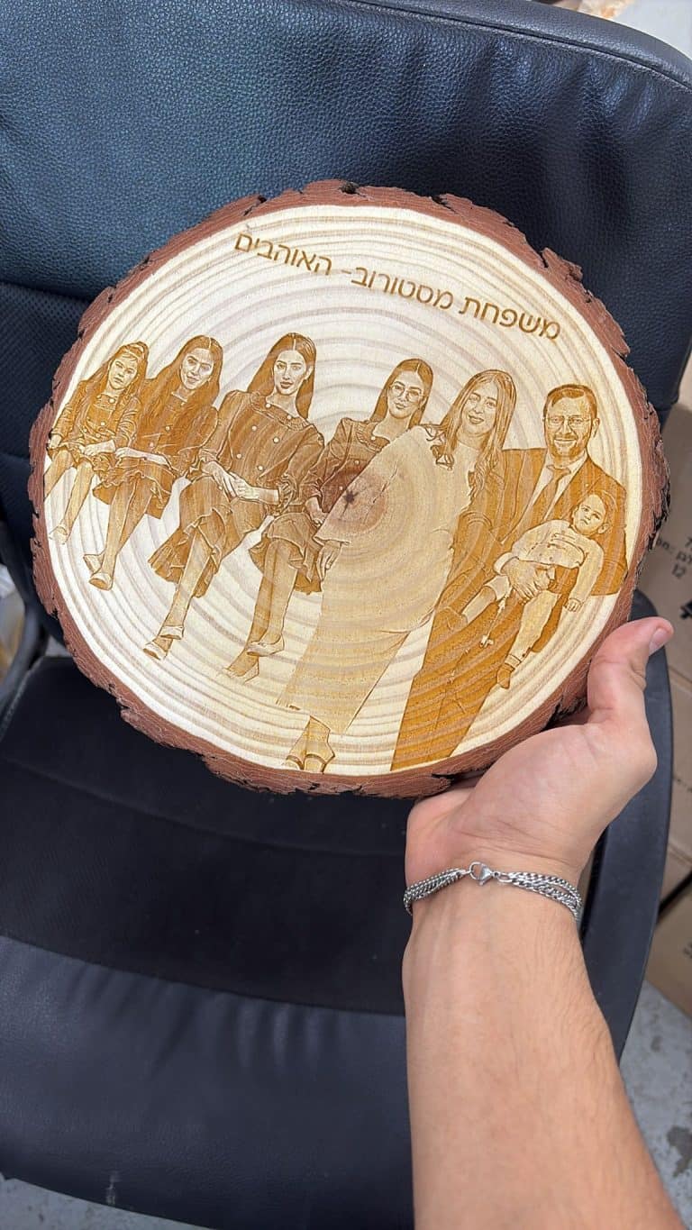 פרוסת גזע עץ עם חריטה משפחת מסטורוב האוהבים