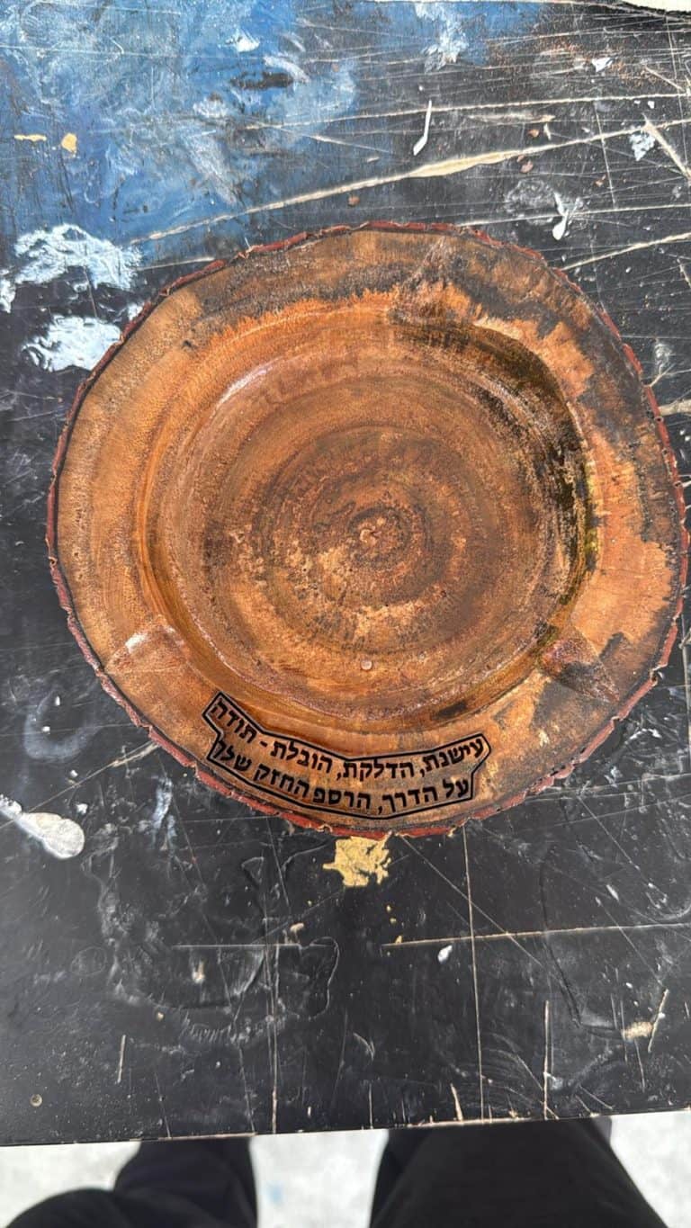 פרוסת גזע עץ עם חריטה עישנת הדלקת