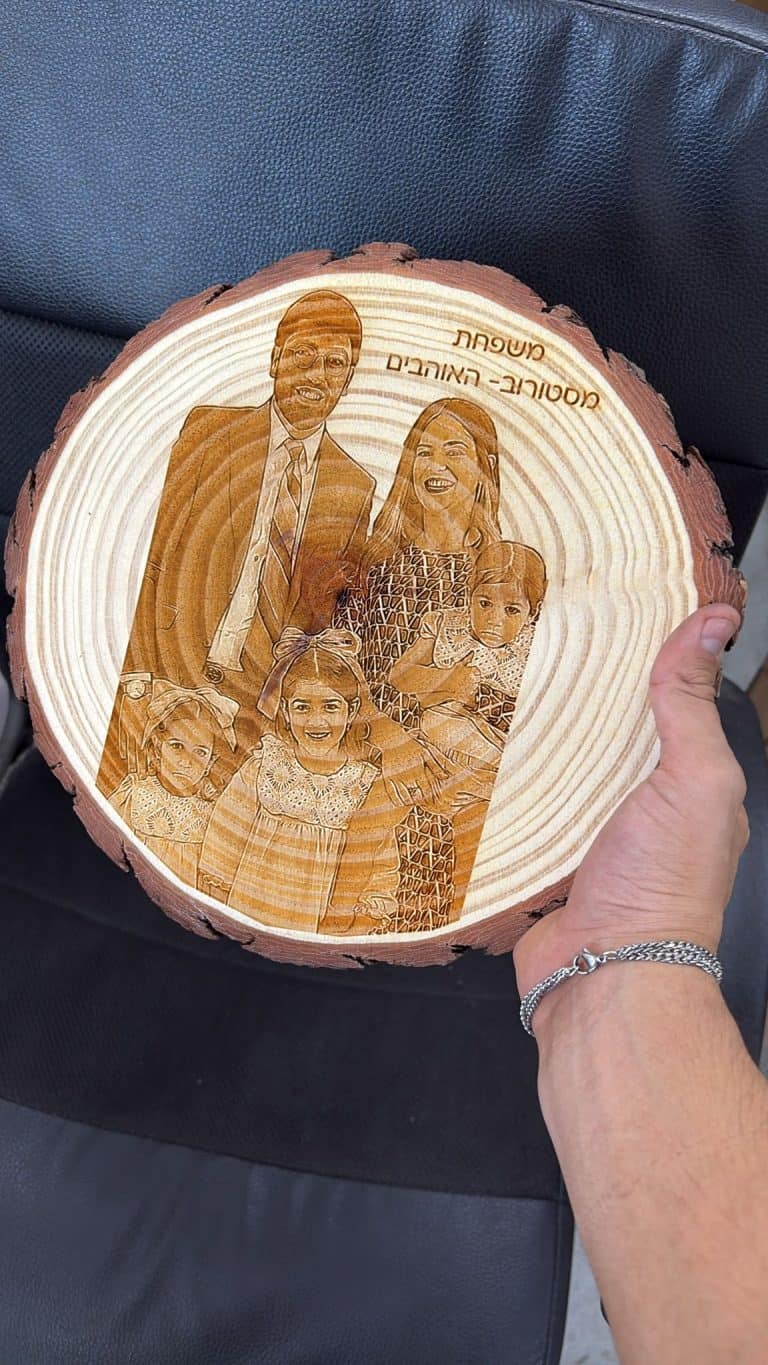 פרוסת גזע עץ עם תמונה משפחתית מאירוע