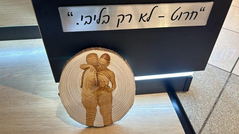 פרוסת גזע עץ עם תמונה של 2 בנות