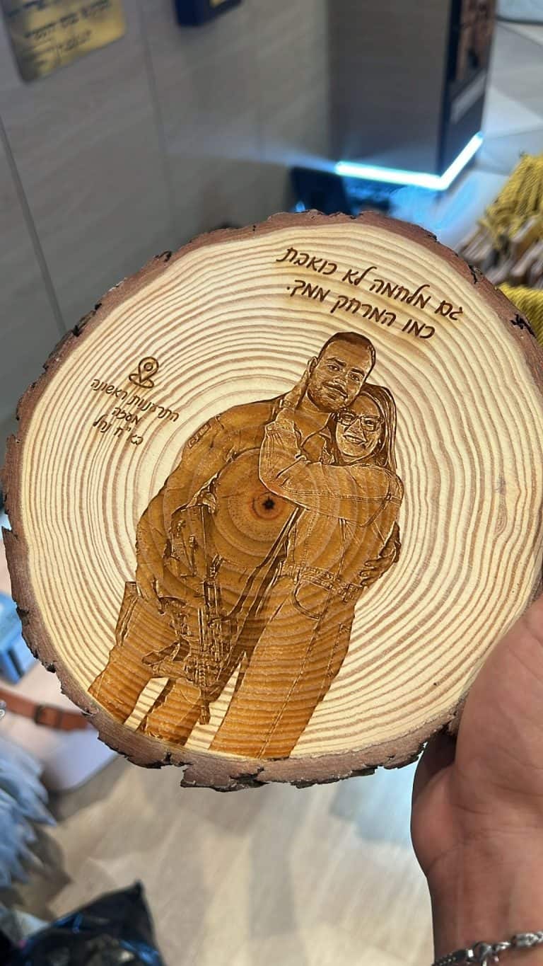 פרוסת גזע עץ עם תמונה של זוג