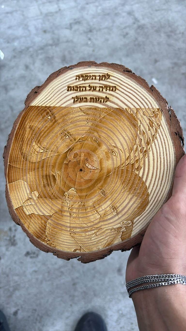 פרוסת גזע עץ עם תמונה תודה על הזכות להיות בעלך