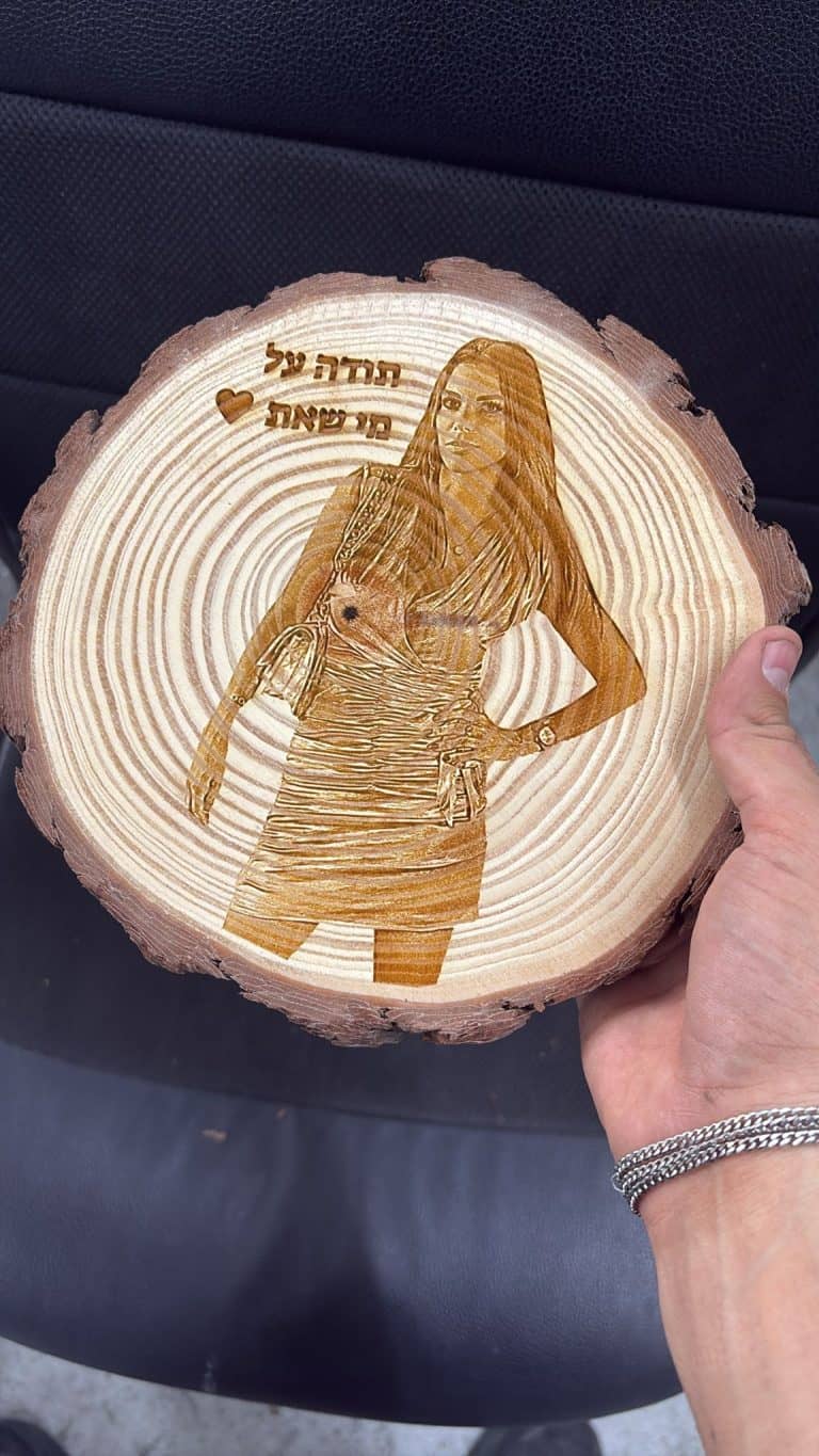 פרוסת גזע עץ עם תמונת אישה תודה על מי שאת