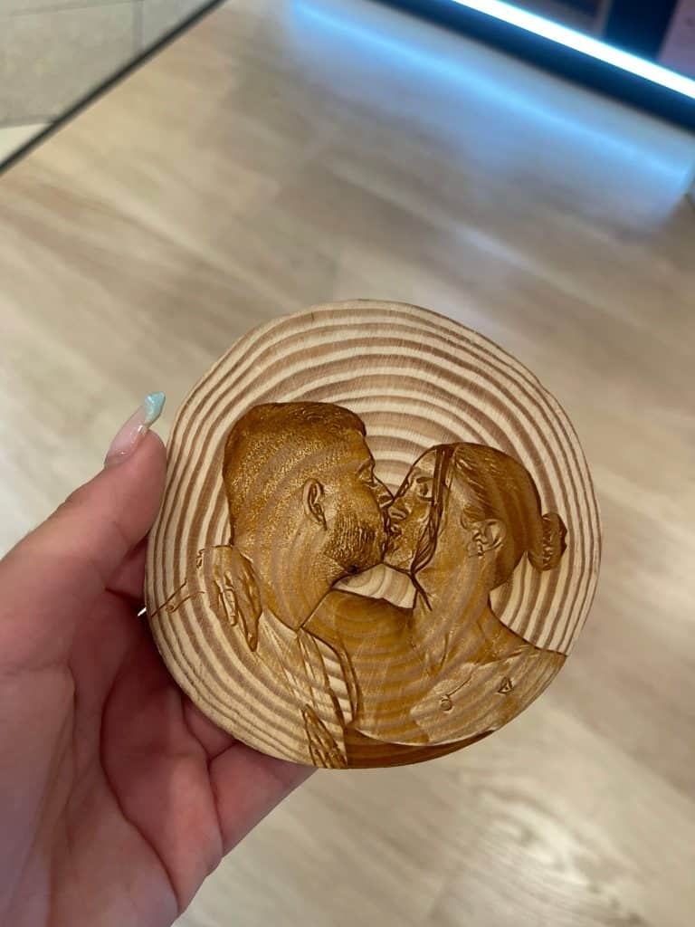 פרוסת גזע עץ קטנה מאוד עם תמונה