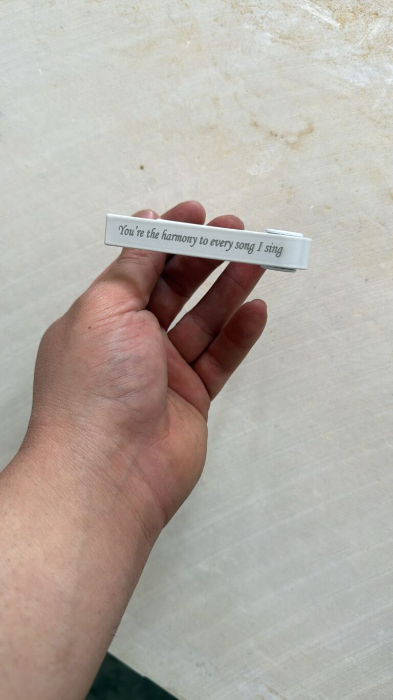 קאפו לבן עם חריטה הרמוניה באנגלית