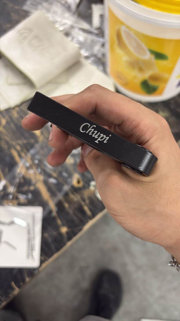 קאפו שחור עם חריטה chupi