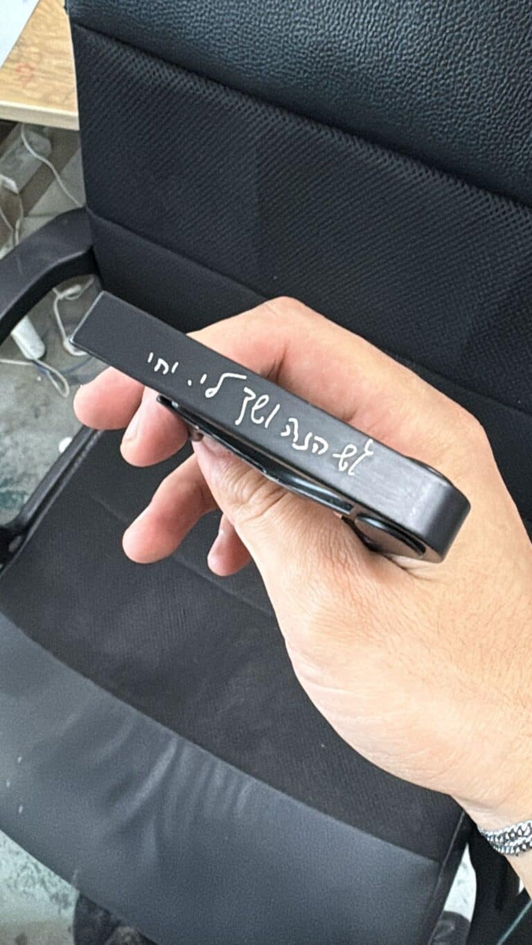 קאפו שחור עם חריטה בכתב יד
