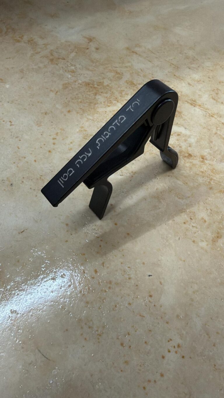 קאפו שחור עם חריטה ירד בדרגות עלה בטון
