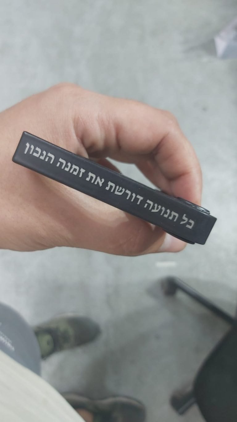 קאפו שחור עם חריטה כל תנועה דורשת את זמנה