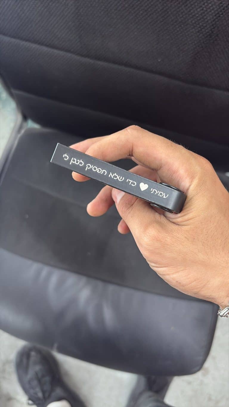קאפו שחור עם חריטה לעמית