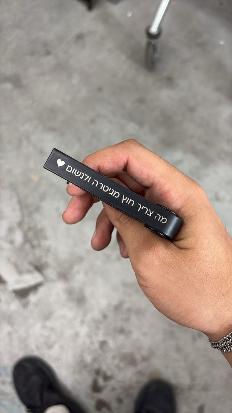 קאפו שחור עם חריטה מה צריך חוץ מגיטרה ולנשום