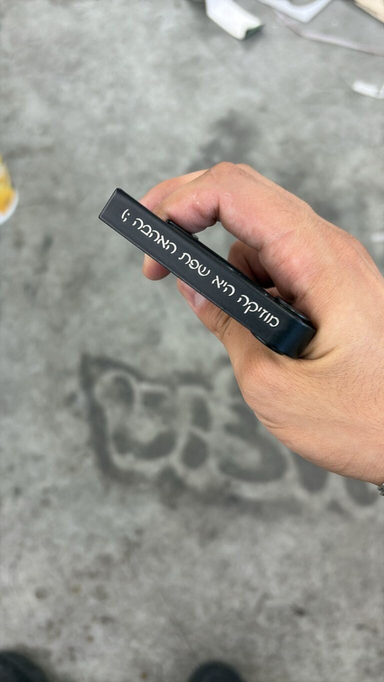 קאפו שחור עם חריטה מוזיקה היא שפת האהבה