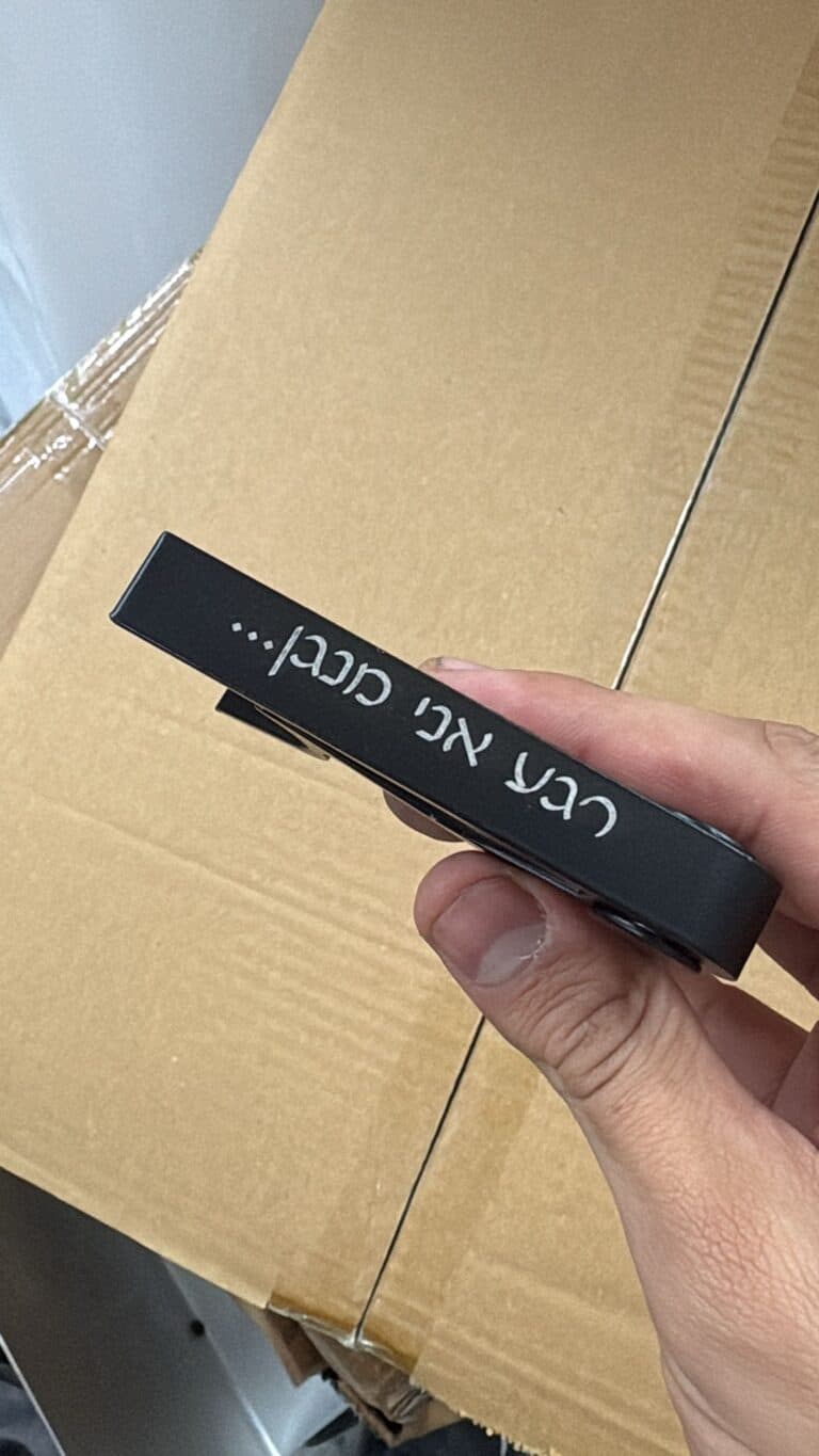 קאפו שחור עם חריטה רגע אני מנגן