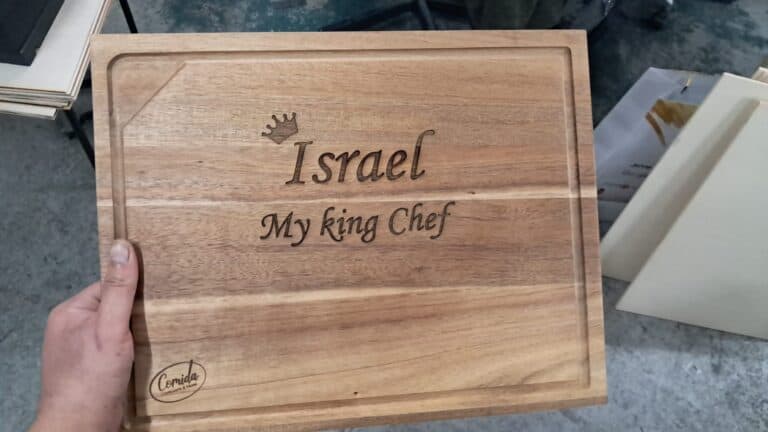 קרש חיתוך עם חריטה לישראל