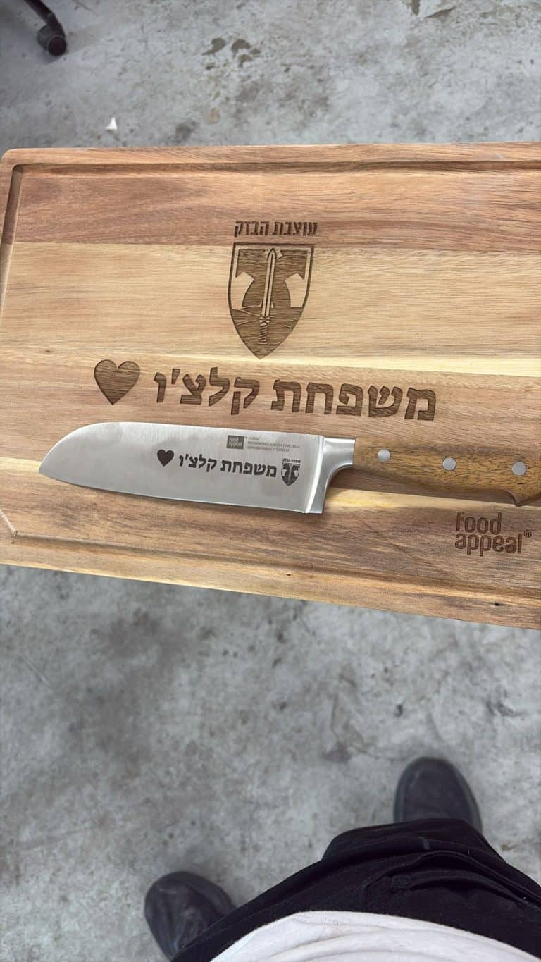 קרש חיתוך עם סכין וחריטה משפחת קלצ'ו
