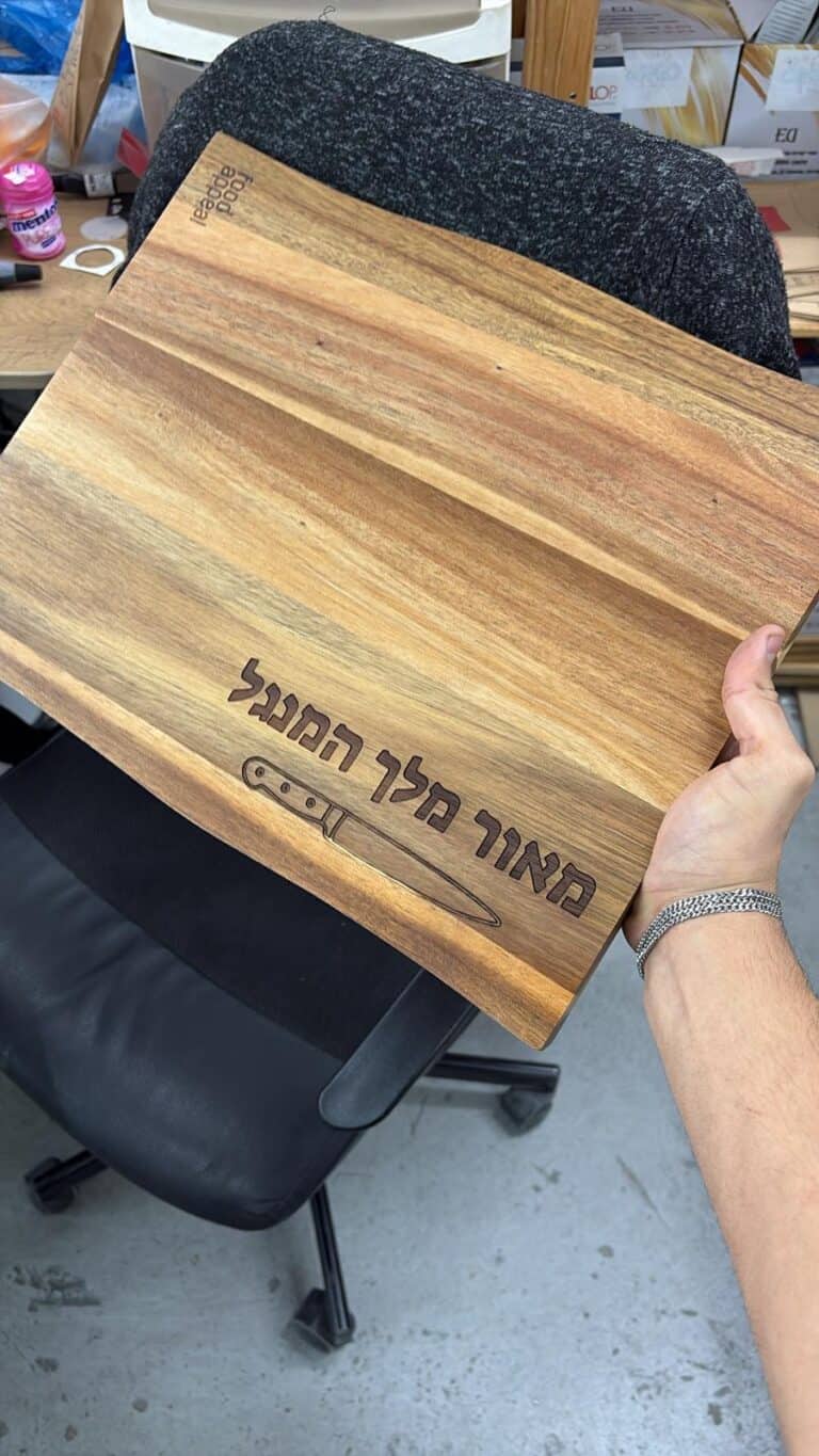 קרש חיתוך עץ עם חריטה למאור מלך המנגל