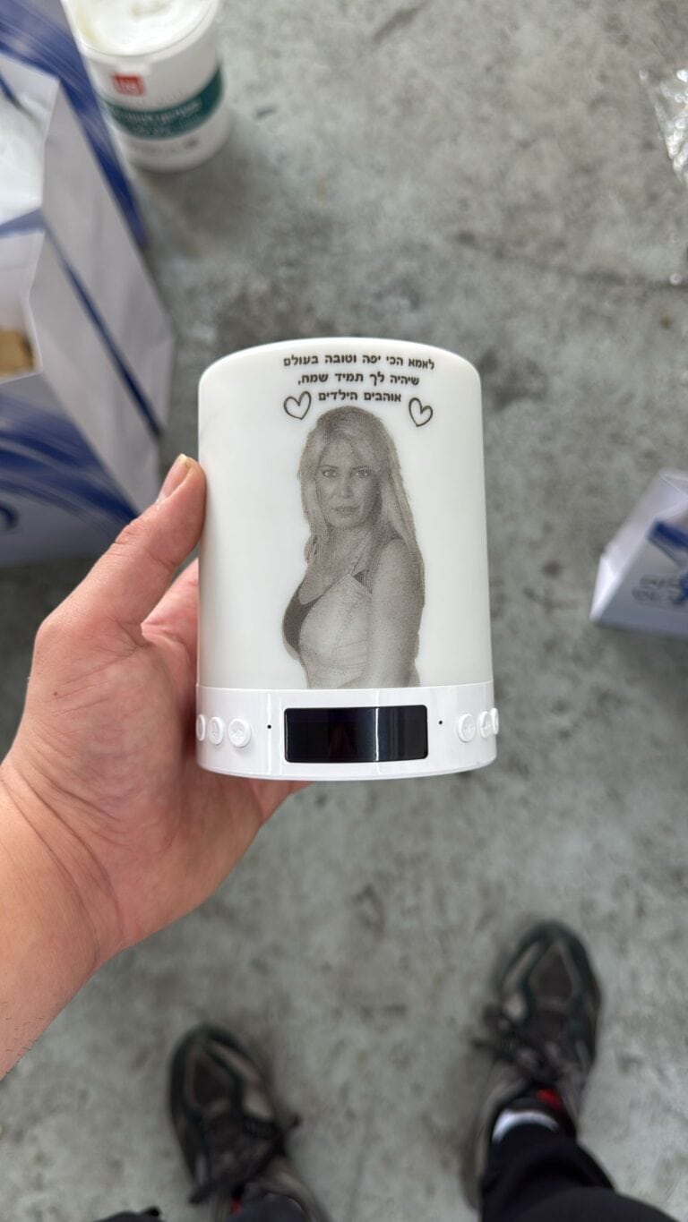 רמקול עם תאורה וחריטה של תמונה לאמא