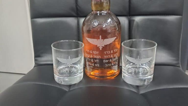 שיבאס עם חריטה של שמות וסמל יחידה