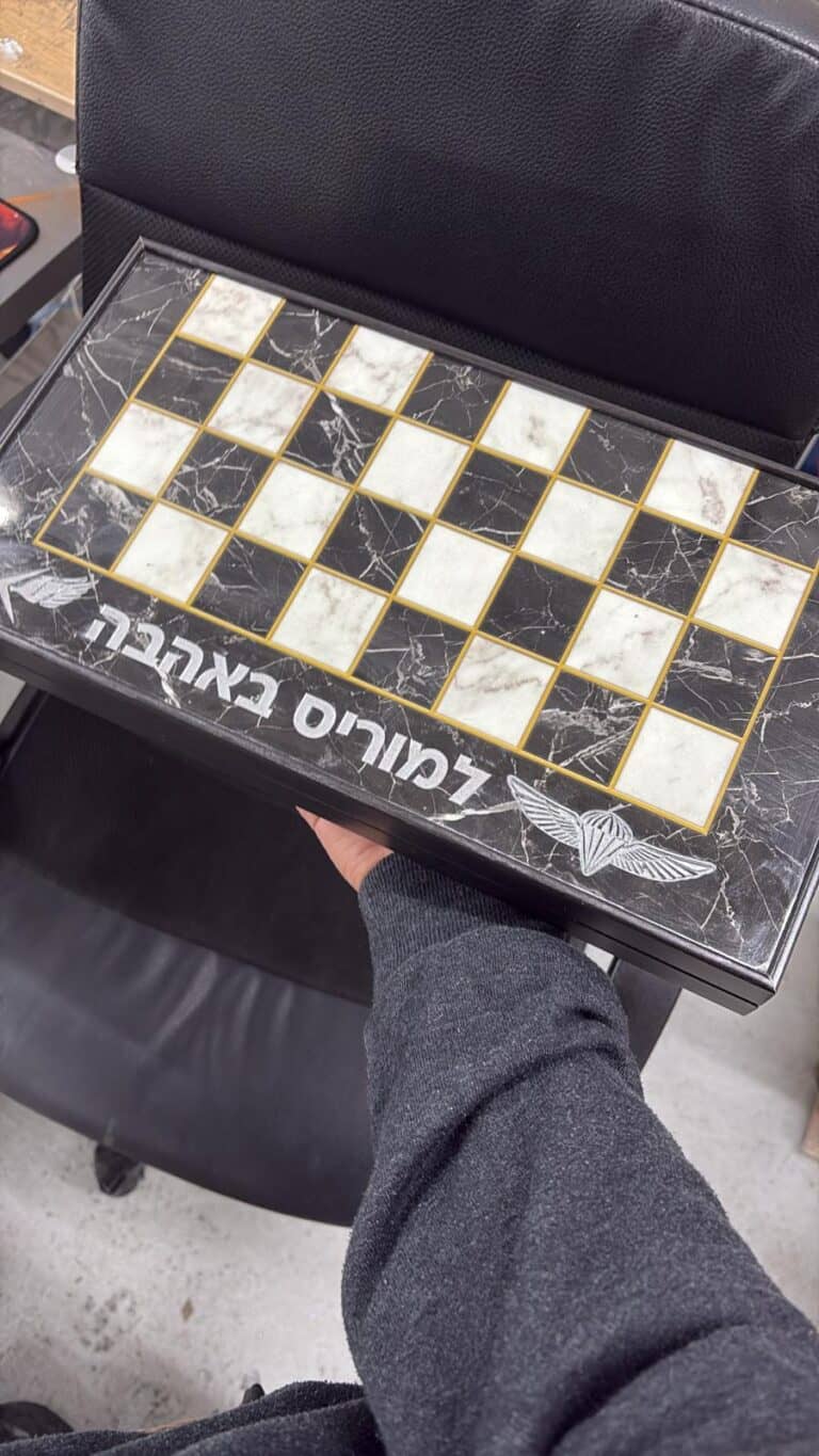 שש בש עם חריטה למוריס באהבה