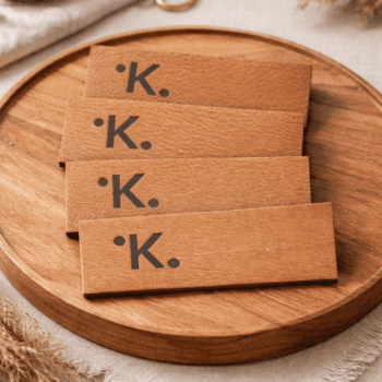 תוויות עור עם חריטה