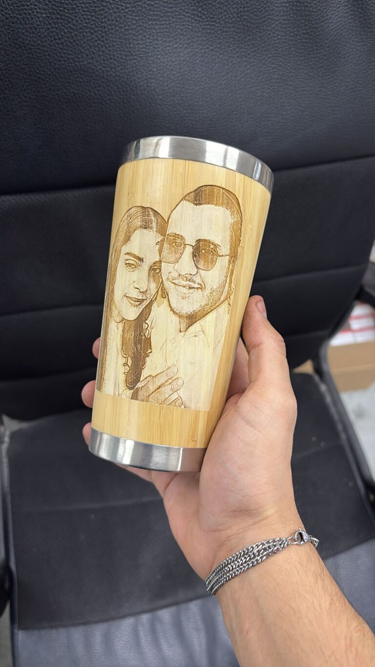 תמונה זוגית על כוס טרמית מעץ במבוק