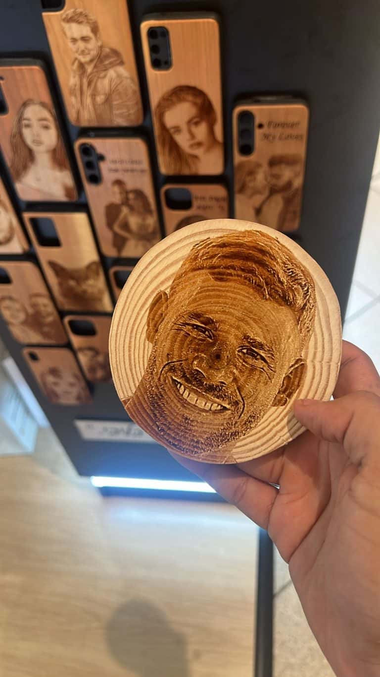 תמונה של גבר על פרוסת גזע