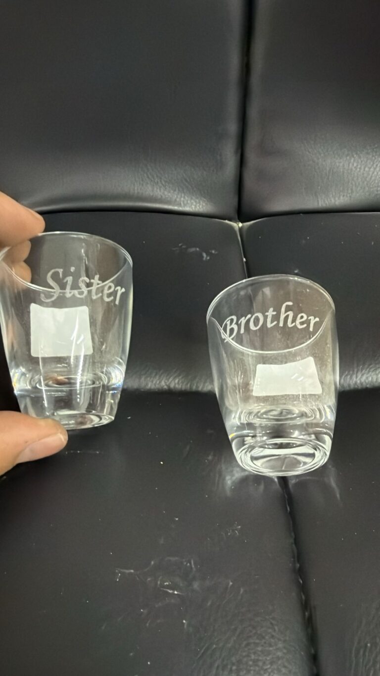תקריב חריטה על כוס צייסר Sister וכוס Brother